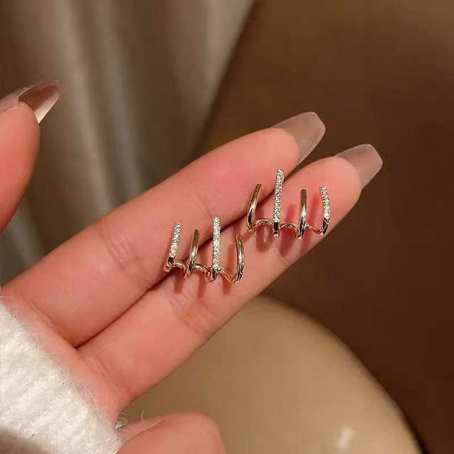 Women's Diamond Four-Claw Earrings for Daily & Party Use