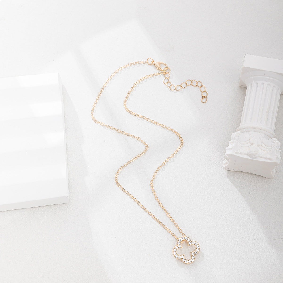Four-Leaf Clover Necklace Wholesale New Cross-Border Alloy Jewelry Niche High-End Diamond Necklace Pendant Women's Clavicle Chain