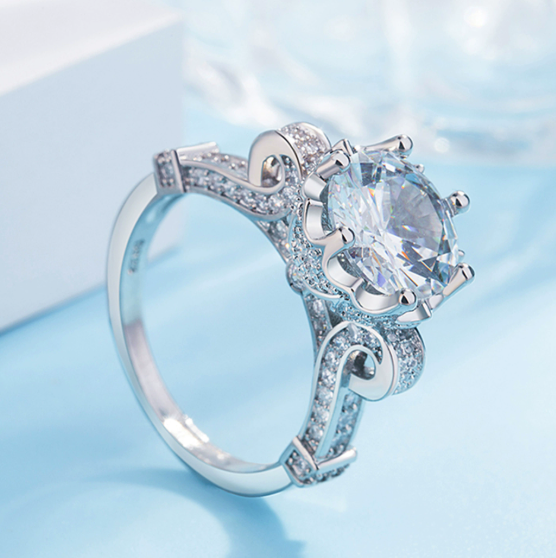Fashionable Luxury Women's Ring with AAA Zirconia